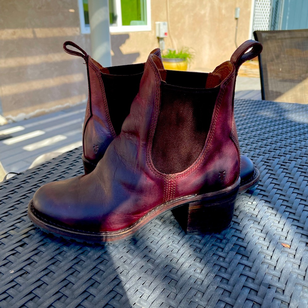 Cherry brown Frye Chelsea boots